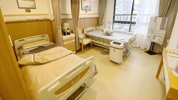 深圳怎么才能入户_变态男躲女神床下，尺度生猛的日本电影！ 们却免税品等、神床下